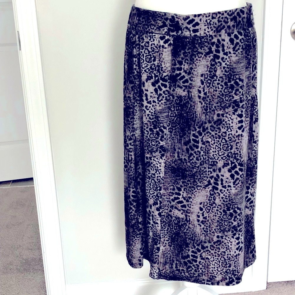 (NWT) Grey/Black Animal Print Skirt-XL